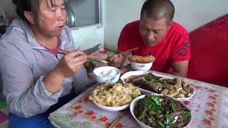 【農民大黑】雨天吃啥?農村媳婦做魚燉山藥小蔥炒豬肝配油條,一桌美食好饞人 【農民大黑】雨天吃啥?農村媳婦做魚燉山藥小蔥炒豬肝配油條,一桌美食好饞人