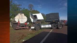 Colisão envolve caminhão-tanque carregado com etanol...