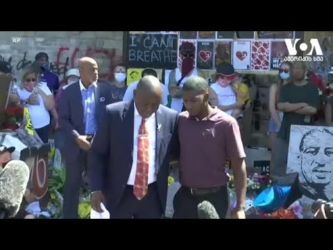 ჯორჯ ფლოიდის ვაჟი მამის მემორიალთან