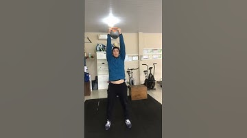 Agachamento com elevação de peso acima da cabeça