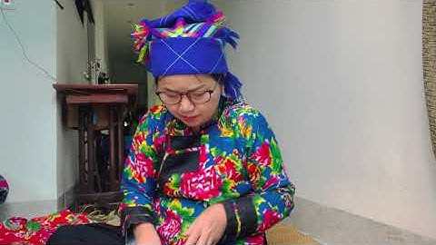 Nùng Bình Gia đang khâu áo dân tộc nùng