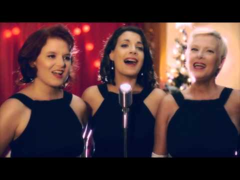 Sweet System presents a " Swinging Christmas." A " Swinging Christmas " réunit les gospels, les célèbres Christmas Carols et les chants traditionnels en un moment inoubliable pour vos fêtes, arbres ou autres festivités de Noël. contact: librecourz@aliceadsl.fr