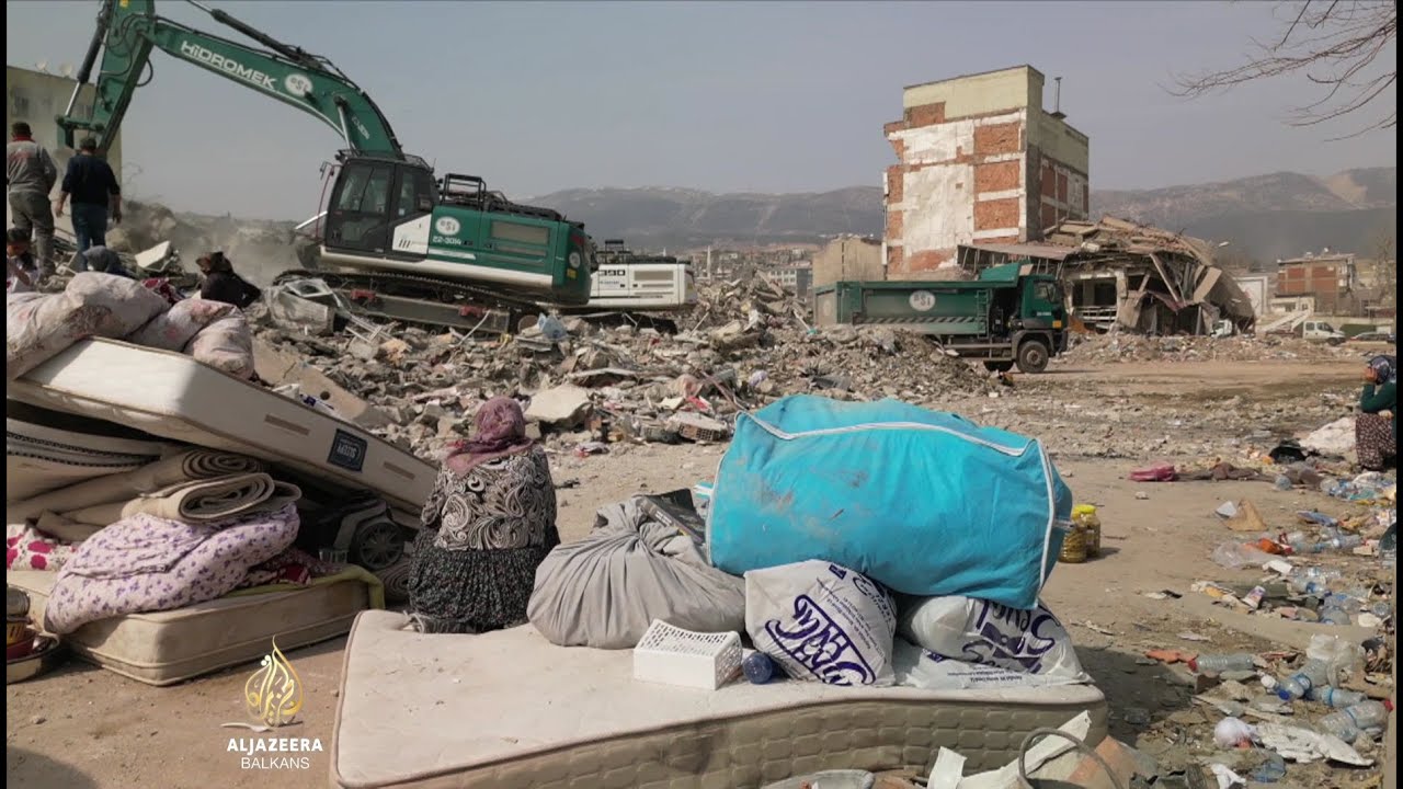 إزالة الأنقاض والحطام في تركيا: ناجون يبحثون عن ذكرياتهم وأشياء ثمينة