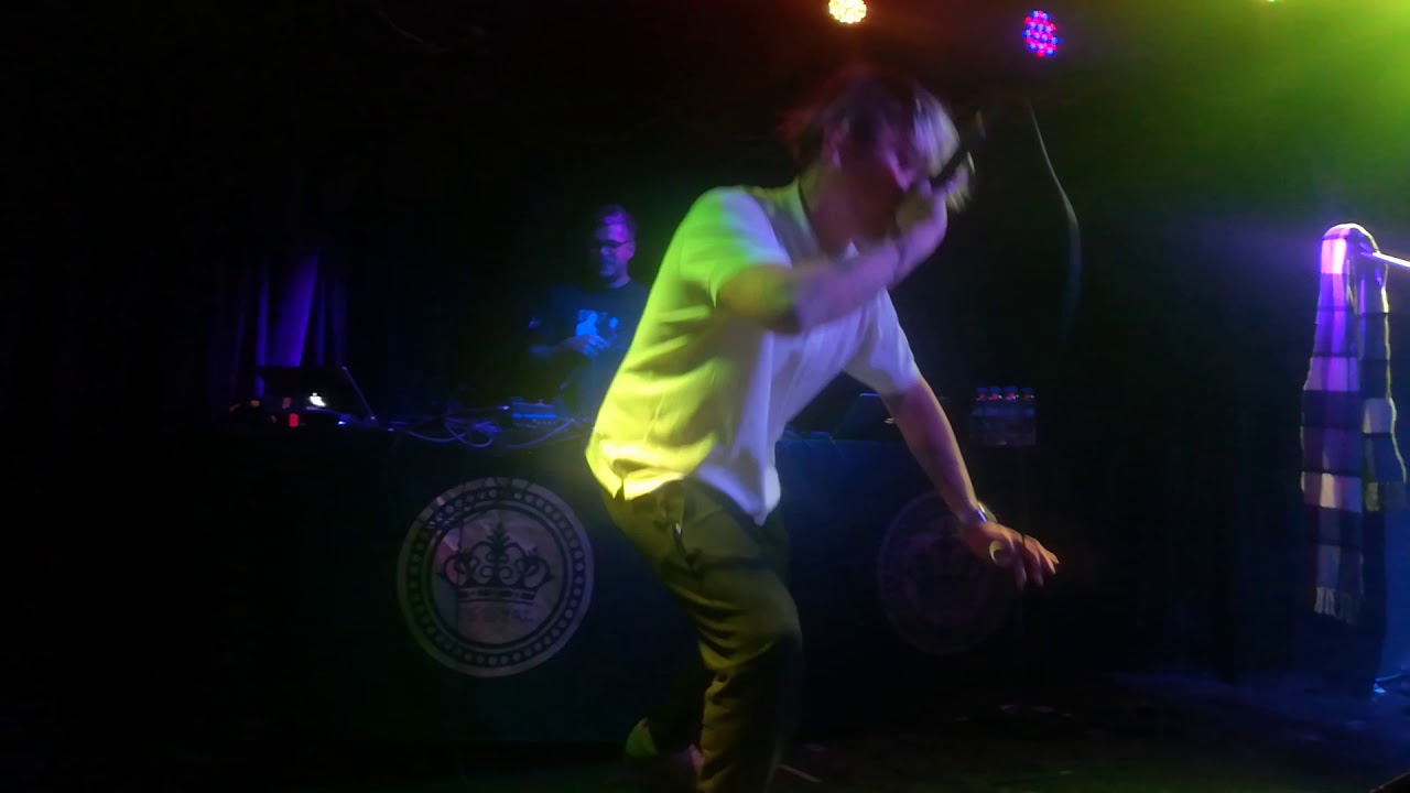 Mira Benzos - P. Flxws (En vivo) (CDMX) en YouTube Mira Benzos - P. Flxws (En vivo) (CDMX) en YouTube