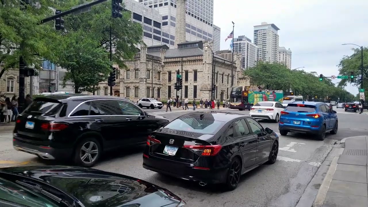 Waking Down the Chicago Street  | Chicago Walking Tour