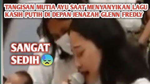 MENYEDIHKAN😓 TANGISAN MUTIA AYU SAAT MENYANYIKAN LAGU KASIH PUTIH DI DEPAN JENAZAH GLENN FREDLY