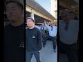 リッキー護身術🥋🔥 さんのお疲れ様です総長のNG動画 後ろで騒ぎすぎてリッキーさん通り過ぎましたあははははは #三和交通 #踊るおじさん #リッキー護身術 #リッキー #お疲れ様です総長 #氣志團