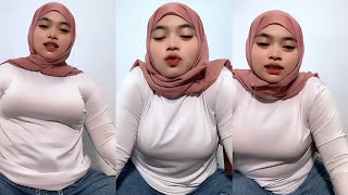 Beautiful Hijab Mother Before Playing In The Water