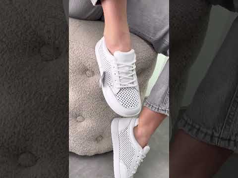 Шикарні базові білі шкіряні кросівки з перфорацією, видео 1