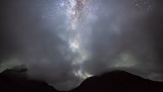 Млечный Путь сквозь мглу Таймлапс со звёздным небом