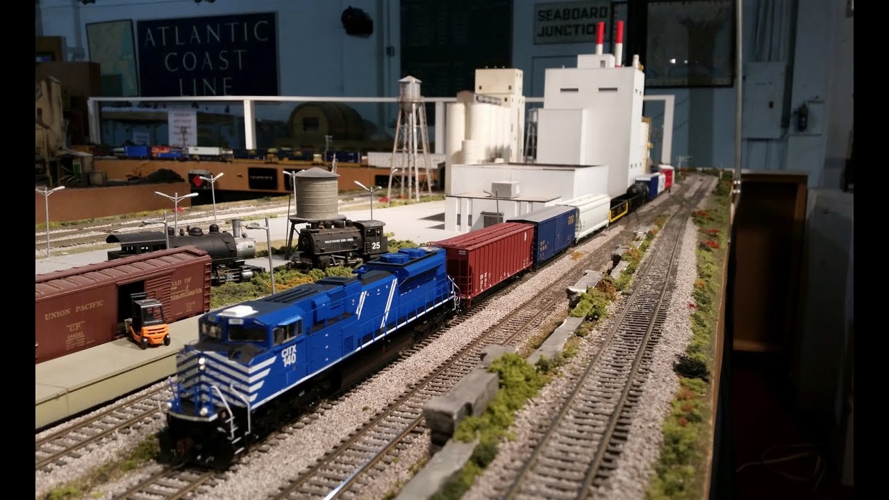 HO Scale Model Train Layout at Gold Coast Railroad Museum - YouTube