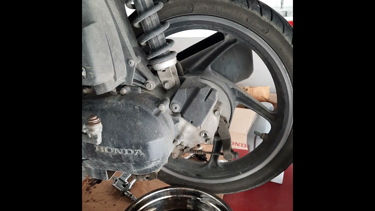 Honda beat fi basic change oil YouTube