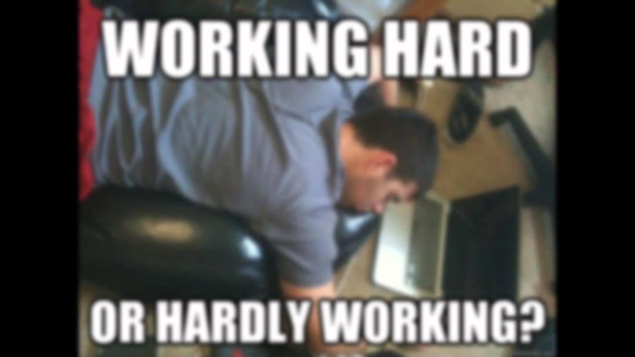 Working hard or hardly working. Working hard Мем. Мем про работу. Смешные мемы про it.
