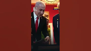 نتنياهو يهدي ترامب مزوزاه على شكل قاذفة 