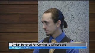 Good Samaritan steps in to help Kansas City police officer take down suspect