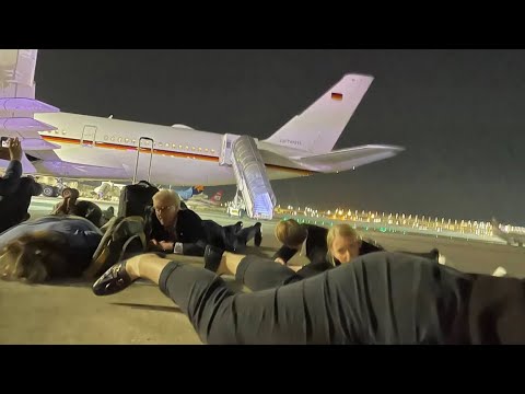 Шольц с командой лежат на полу в аэропорту Бен-Гурион во время ракетного обстрела Тель-Авива