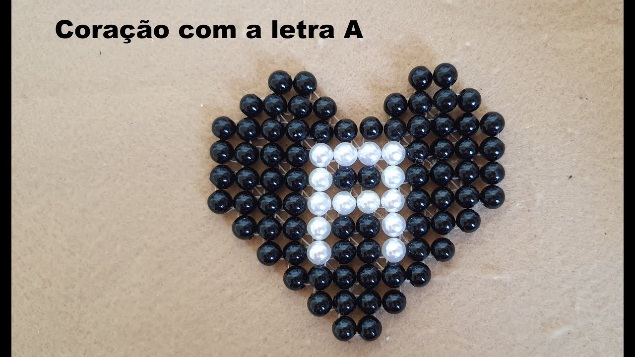 Coração com a letra A de pérolas