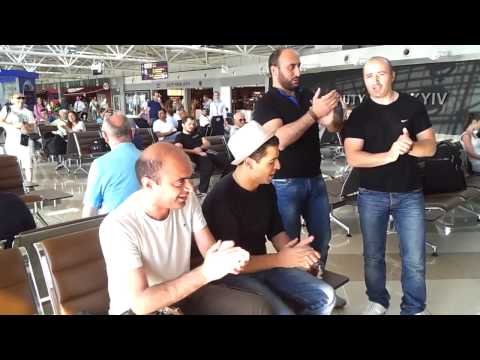 ქართველები მაგრად მღერიან კიევის აეროპორტში