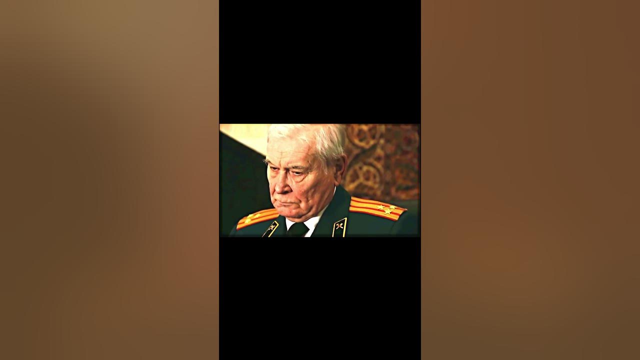 Russian soldiers salute old soviet veteran