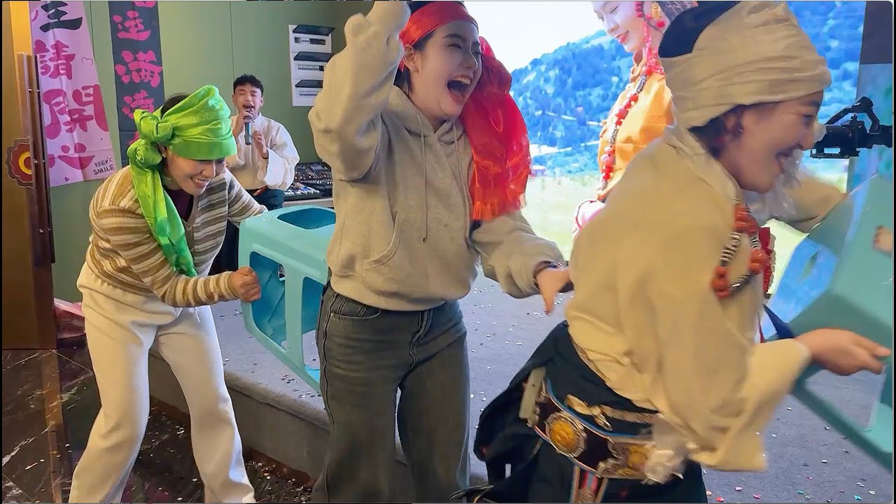 Все красивые тибетские женщины пришли на очень живую вечеринку по случаю дня рождения