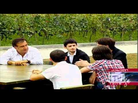 მიხეილ სააკაშვილი ყვარელში წარმატებულ სტუდენტებს შეხვდა