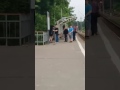 Дебошир пытался сбросить людей под поезд во Фрязино