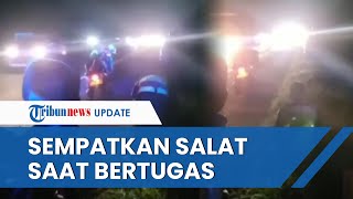 VIRAL VIDEO Anggota Polisi Salat di Rumput Pinggir Jalan Tol saat Tugas Amankan Puncak Arus Mudik