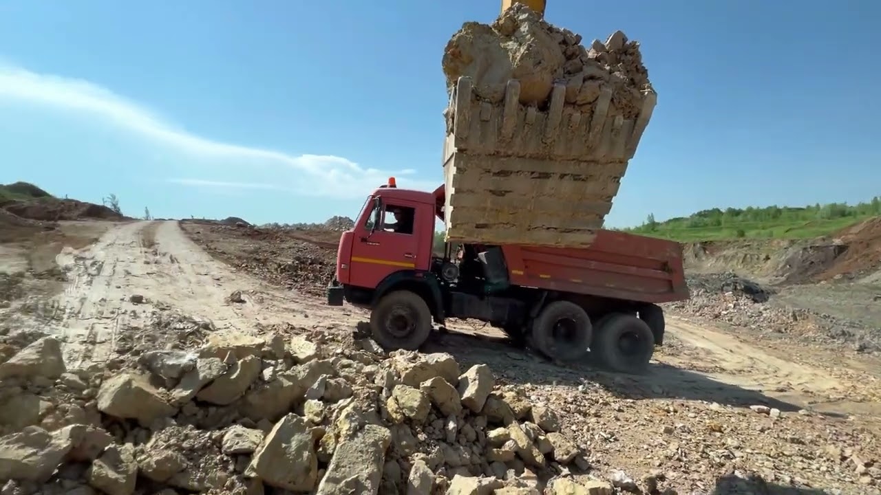 Работа на экскаваторе, глиняный карьер