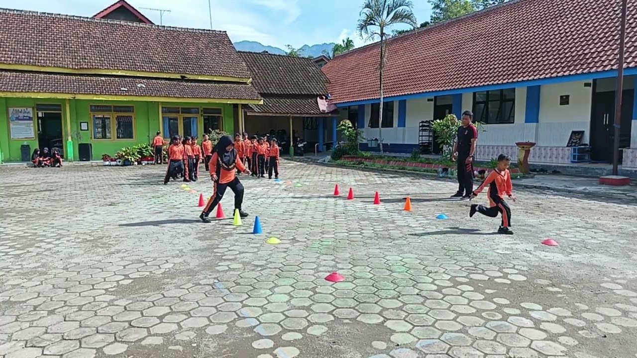 Semester 2 Pembelajaran PJOK Kelas 1 SD Gerak dominan meloncat kedepan di modifikasi permainan
