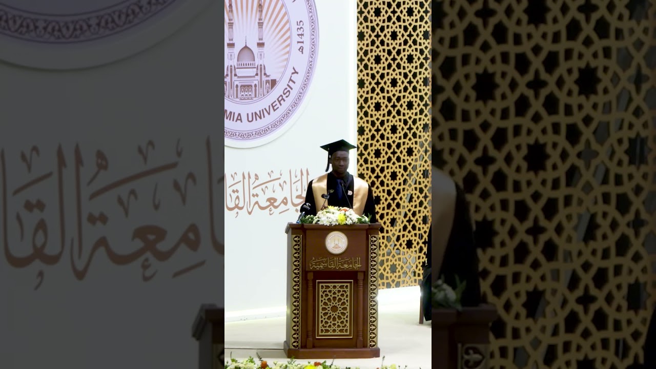 الطالب إبراهيم باري من غينيا بيساو، بكلية الآداب والعلوم الإنسانية يلقى كلمة الخريجين
