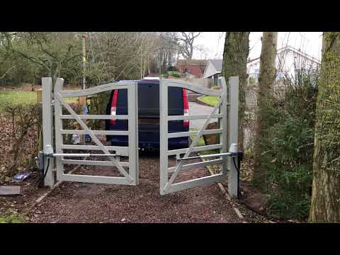 GIBIDI Kuda 200 gate rams fitted to 5 bar steel gates