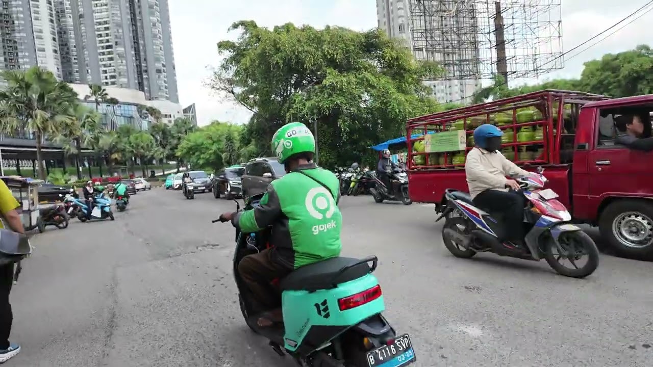 JALANAN RUSAK DI DEPAN TAMAN ANGGREK JAKBAR D