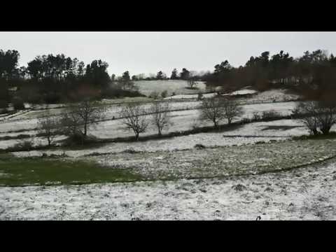 Os montes de Deza e Tabeirós amencen cubertos de branco