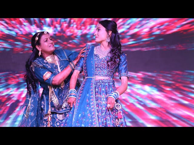 Chanda Mere Chanda Mother - Daughter Duo Sangeet Performance #viral #dance #sangeet #duet class=