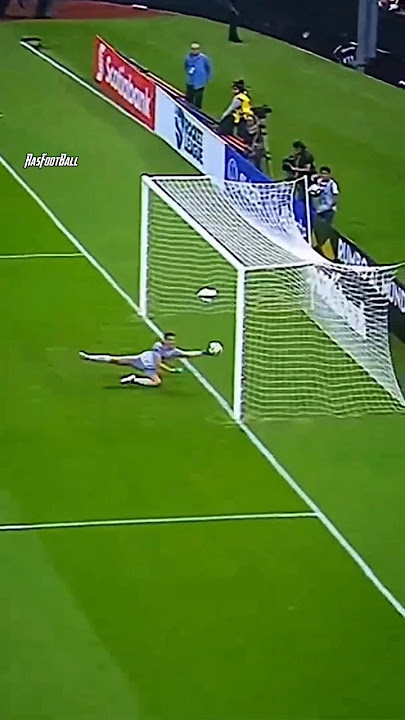 Ketika kiper tunjukkan aksi heroik nya ! #football #kiper #heroik #ball