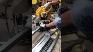 Potong Siku Besi Holow 45 Derajat Menggunakan Mesin Cutting Wheel Dewalt  shorts metalwork