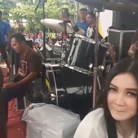Nella Kharisma membantu Malik Hak e Hak e Lagista