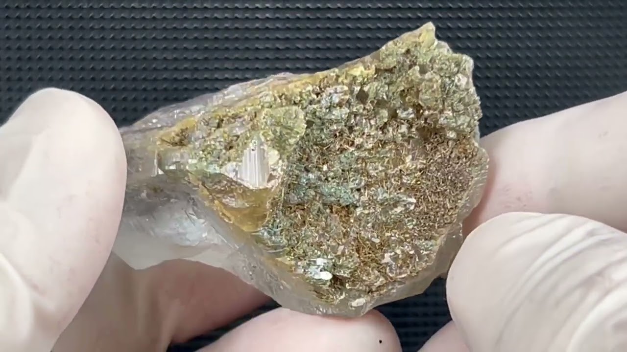 インド・マニハール産クリア水晶（ゴールドルチル＆クローライト入り