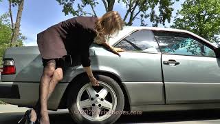 She Deflating Tires Tyres Public Street Provocation Luft Aus Reifen Platt Straße Deflate Girl