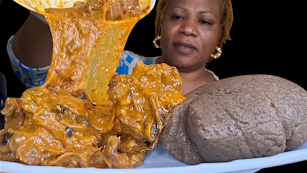 Африканская кухня: мукбанг, фуфу из бананов с супом огбоно.