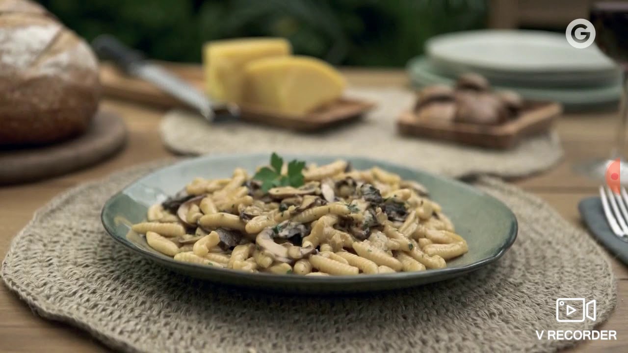 Los Petersen pastas & pizza - Cavatelli alla boscaiola y rigatoni con pesto  de berenjena - YouTube