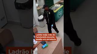 Ladrão beija mão de funcionária durante assalto em sorveteria #Shorts #CidadeAlerta