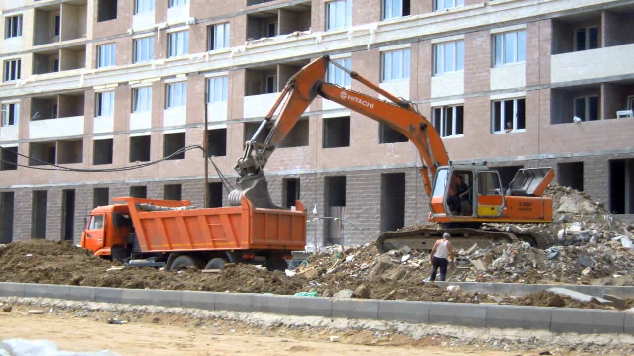 Погрузка строительного мусора экскаватором Hitachi - YouTube