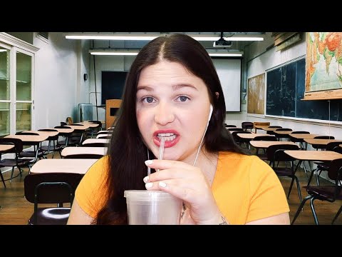 ASMR POV : t'es assis.e en en face de la fille populaire de l'école