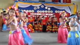 Chesai and Eunize dances hawaiian medley.AVI