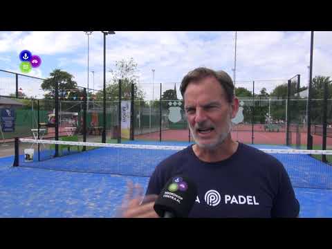 Ronald de Boer opent nieuwe padelbanen in Warmenhuizen