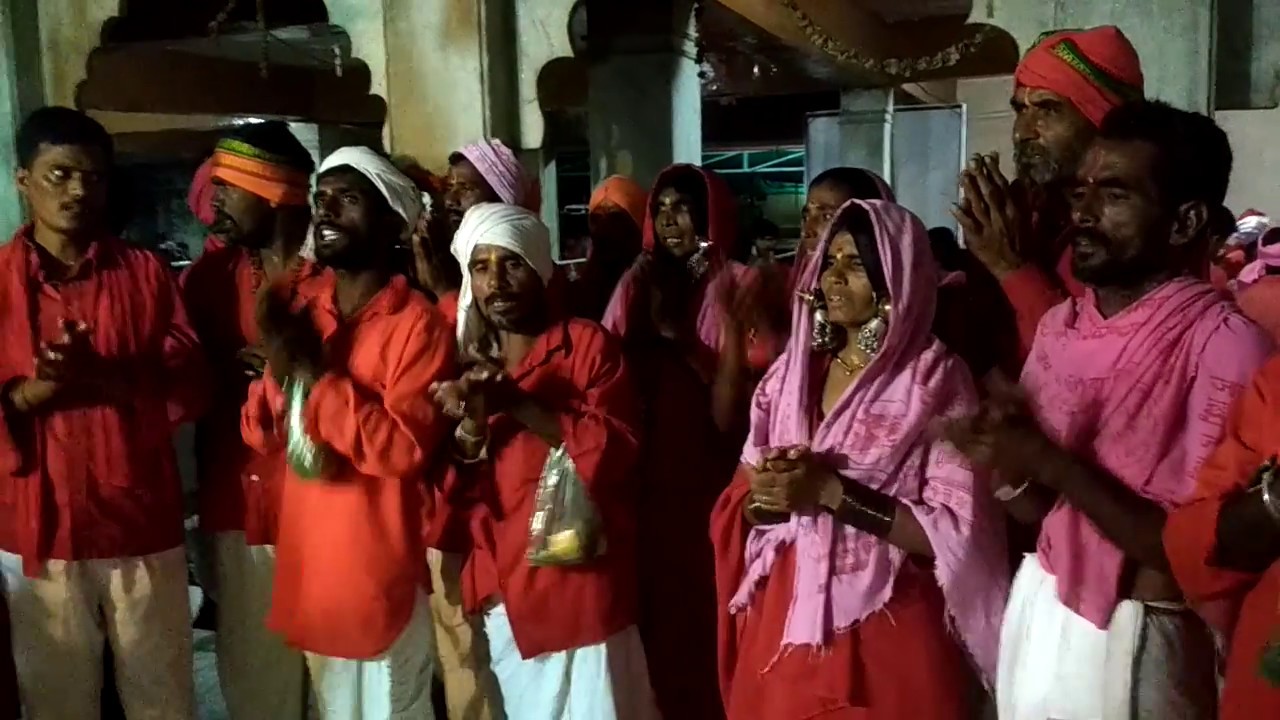 Bhavani Deeksha Maharaj Arathi in Jagadamba Devi Mandir at Pohradevi   Mahrastra  3TV BAANJARAA