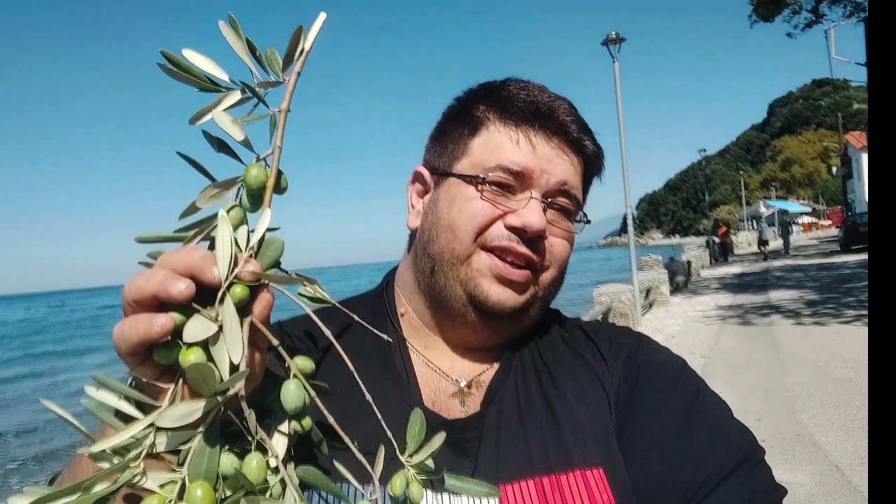 ΕΝΑΣ ΧΩΡΙΑΤΗΣ , ΕΊΠΕ  ΣΤΟΥΣ  ΤΟΥΡΙΣΤΕΣ,  ΔΥΟ ΛΟΓΙΑ ΓΙΑ ΤΗΝ ΕΛΛΆΔΑ, ΚΙ ΕΚΑΝΕ ΤΟΥΣ ΠΑΝΤΕΣ ΝΑ ΔΑΚΡΙΣΟΥΝ