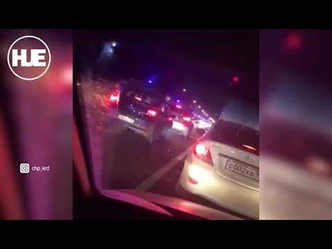 кареты скорой помощи мчатся по встречке в Краснодаре