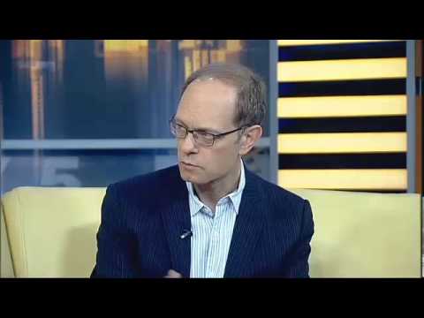 Video: David Hyde Pierce Nettowaarde: Wiki, Getroud, Familie, Trou, Salaris, Broers en susters